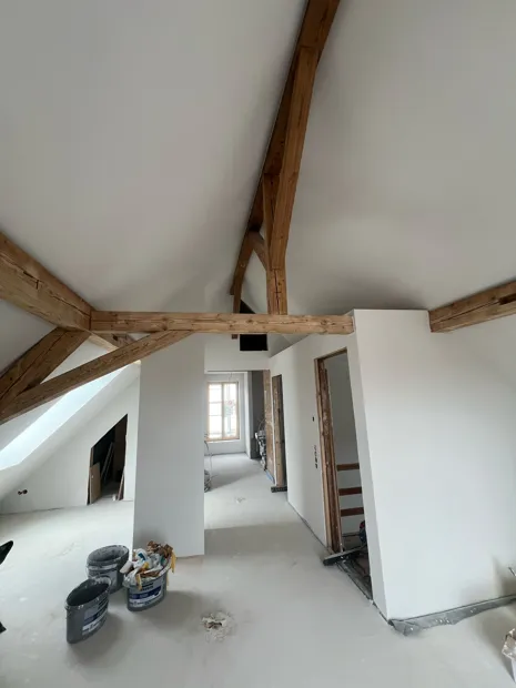 Dachraum · Sichtbare Holzbalken